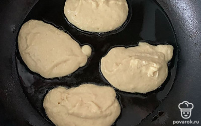 На разогретую сковородку выкладываем оладушки и жарим.