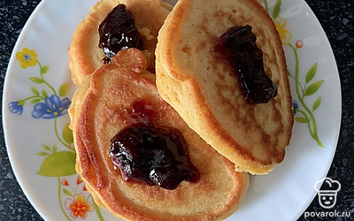 Подаем порционно со сливовым вареньем.