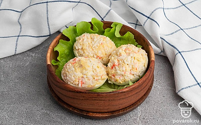 Сервируйте и подавайте вашу закуску на стол.