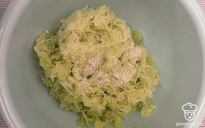 Кабачок помыть и натереть на мелкой терке, посолить и оставить минут на 20 чтобы выделился сок.