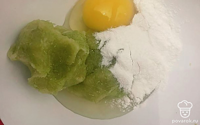 Кабачок отжать хорошо от лишней жидкости, добавить одно яйцо и рисовую муку. Можете заменить пшеничной мукой.