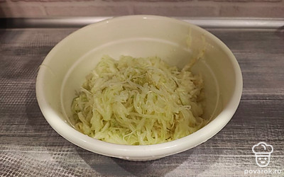 Натереть кабачок на крупной терке.