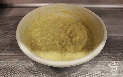 Смешать натертый кабачок с яйцами и мукой.