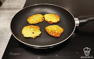 Жарить на подсолнечном масле, выкладывая форму оладушек.