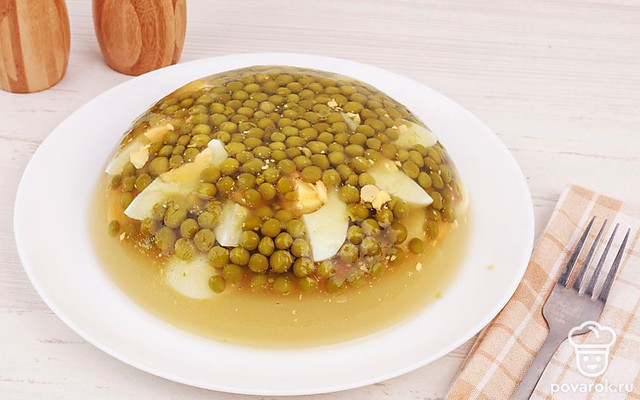 Заливные яйца с горошком — Рецепт с фото