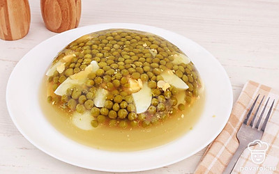 Выложите заливное блюдо на красивую тарелку. Украсьте его зеленью для красивой подачи. Приятного аппетита!