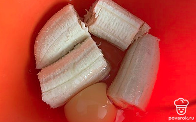 Очищенный банан разломать и добавить к нему яйцо.