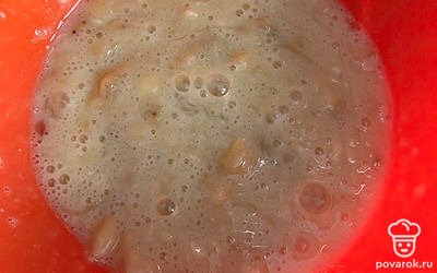 Измельчить банан вилкой и смешать с яйцом.