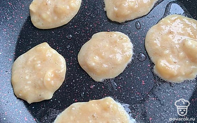 Выложить смесь на разогретую сковородку.
Обжарить с каждой стороны по 2 минуты.