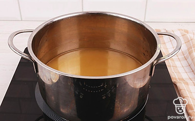 В другой посуде для варки слегка подогрейте мясной бульон, но не доводите до кипения. Добавьте в бульон желатин, хорошо размешайте. Выключите газ и оставьте жидкость остужаться.