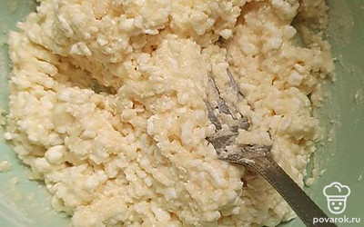 Добавляем сахар и всё тщательно перемешиваем.