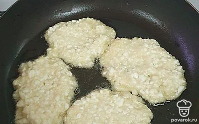 На расскалённую сковородку выкладываем оладьи.