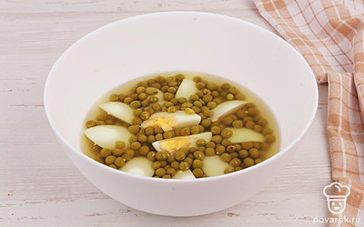 Залейте в форму с горошком и куриным яйцом мясной бульон с желатином. Оставьте на полчаса, чтобы блюдо слегка схватилось.
