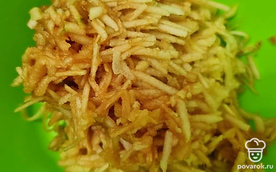 Очистеть яблоки от кожуры и натереть их на крупной терке.