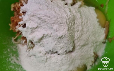 К яблокам добавить яйца, сахар, муку и все перемешать.