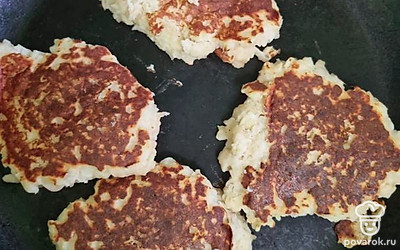 Выложить тесто в виде небольших оладьев на раскаленную сковороду с небольшим количеством масла. Обжарить на маленьком огне под крышкой с двух сторон до готовности.