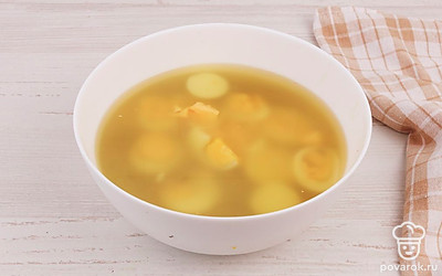 Вновь выложите в форму горошек, распределив его равномерно. Добавьте остальные четвертинки куриных яиц и залейте блюдо оставшийся объемом мясного бульона с желатином.