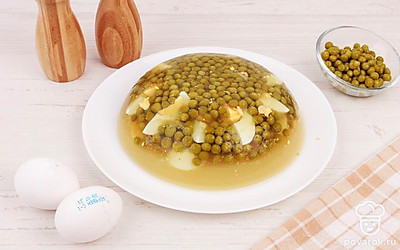 Поставьте форму в холодильник на 90 минут для застывания. После этого вытащите блюдо, накройте форму плоской тарелкой и переверните. Готово!