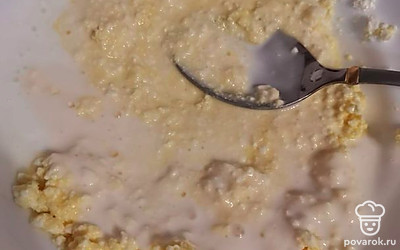 Творог, желток, кефир, сахар хорошо перемешать. 