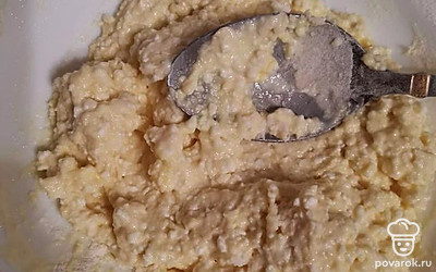 Муку просеять, добавить в массу. Замешать тесто.