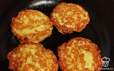 Подавать порционно, полить сгущенным молоком.