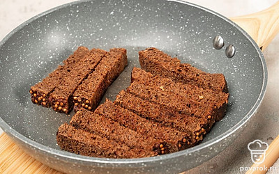 Поджарьте тосты. Выложите ломтики хлеба на сухую горячую сковороду и подержите на каждой стороне по 3 минуты.