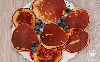 Оладьи можно подать со сметаной, сгущенным молоком или ягодами по вкусу.