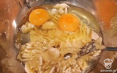 Возьмите один спелый банан, разомните вилкой, добавьте яйца и хорошо перемешайте.