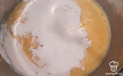 Затем добавьте разрыхлитель теста и рисовую муку. Тщательно перемешайте венчиком или миксером до однородной и воздушной массы. Обжарьте оладьи на разогретой сковороде до румяной корочки.