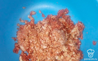 Натереть яблоки на терке.