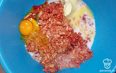 Добавить яйца, растопленное сливочное масло, молоко, сахар, соль. Перемешать.