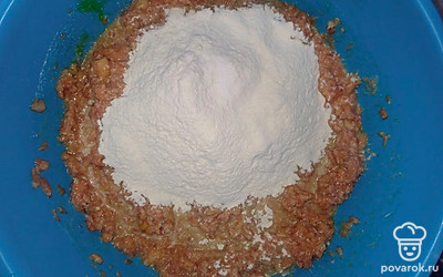 Добавить муку и соду, перемешать.