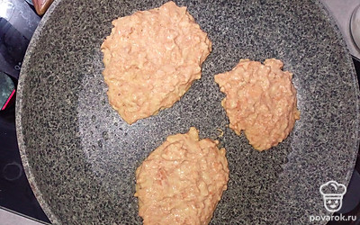 Сформировать оладьи и жарить на раскаленной сковороде до готовности.