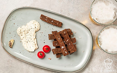 Украсьте гренки мелко порезанной кинзой.