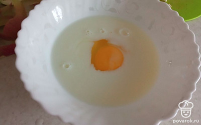 Молоко, яйцо, соду и муку перемешать. 