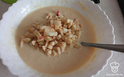 Яблоки помыть, очистить и нарезать кубиками, добавить в тесто.