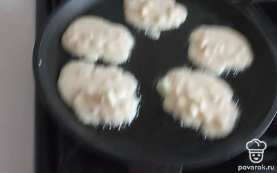 Жарить на среднем огне по 3 минуты.