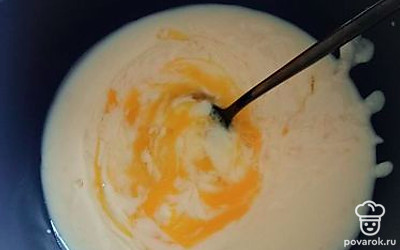 Смешиваем йогурт и яйцо.