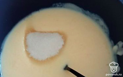 В получившуюся смесь добавляем сахар. Учитывайте, что если вы берете йогурт с добавками, то он уже будет сладкий и сахара нужно меньше, но опирайтесь только на свои вкусовые предпочтения. Хорошо перемешиваем. 