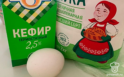 Кефир комнатной температуры, яйцо, сахар, соль добавляем в миску, хорошо смешиваем венчиком.