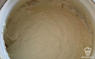 К массе добавляем муку с содой, хорошо перемешиваем. В дальнейшем размешивать не нужно! Тесто получится достаточно густое. Оставляем на 20-30 минут отдыхать.