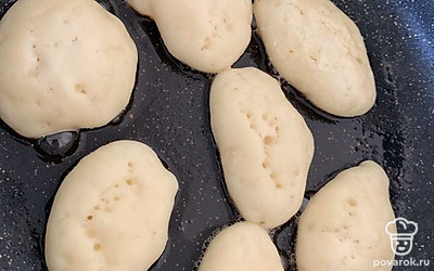 На сковородку наливаем небольшое количество подсолнечного масла, ставим на средний огонь, жарим оладьи под крышкой. Как только оладьи начнут пузыриться и края румяниться — переворачиваем.