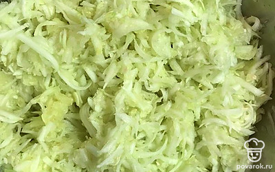 Кабачки потрите на крупной тёрке, не выжимайте. Так оладушки получатся более сочными.