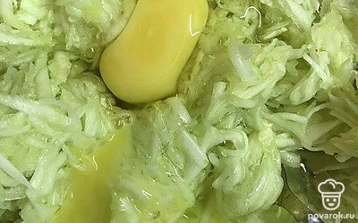К натертым кабачкам добавьте 2 куриных яйца.