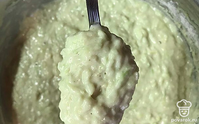 К кабачкам и яйцам добавьте муку, перемешайте венчиком, или вилкой. Тесто должно получиться как жидкая сметана.