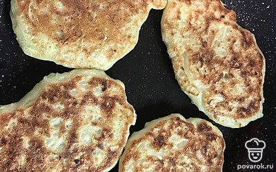 На разогретую сковородку, смазанную маслом, выкладывайте тесто, жарьте по 2-3 минуты с каждой стороны до румяности.
