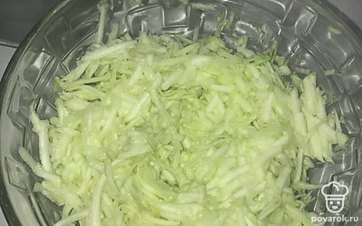 Кабачок натереть на терке и отжать сок.