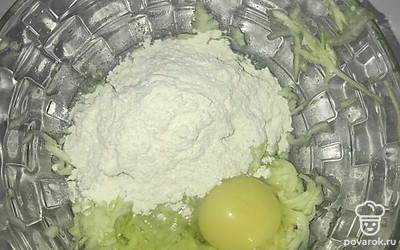 Добавить муку и яйцо. Все перемешали.