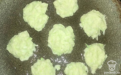 Выкладываем на горячую сковороду по столовой ложке и жарим с двух сторон.