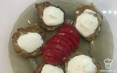 Подаём со сметаной и помидоркой.